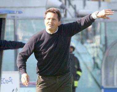 <b>FLASH COL MODENA. </b>A sinistra Walter Novellino d&agrave; istruzioni alla sua squadra, a sinistra il tiro tentato da Mirko Pieri nei primi minuti, a destra Tavano cerca di agganciare la palla sulluscita del portiere avversario Guardalben  