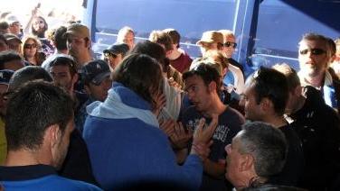 Ecco un momento del caldo dopo-partita che ha segnato la sfida interna di sabato scorso contro il Padova Qui c’è capitan Stovini (di spalle, ancora in accappatoio) che tenta di spiegare l’accaduto ai sostenitori azzurri