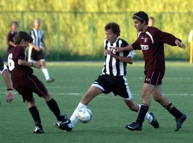 Qui sopra unazione di una partita di calcio giovanile, in basso a sinistra la squadra Juniores della Cerretese 