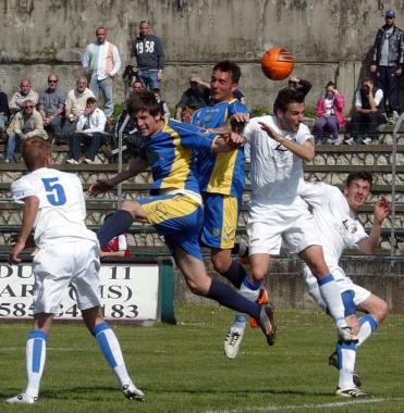 Una fase del derby e, a destra Nicola Corrent    
