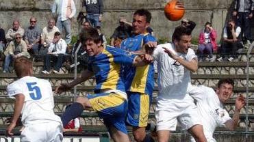 Una fase del derby e, a destra Nicola Corrent
