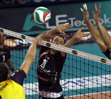 <b>VITTORIA NETTA.</b> I Lupi di coach Blengini in azione: a sinistra, capitan Baldaccini difende palla a muro; a destra, Tamburo in schiacciata 