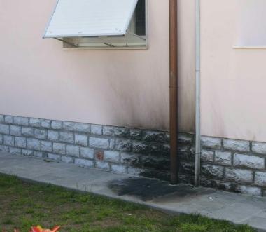 La palazzina e la parete annerita dopo lo scoppio 