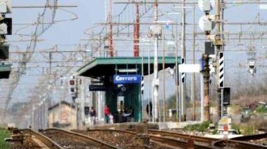 I binari lungo i quali è stato travolto il tunisino
