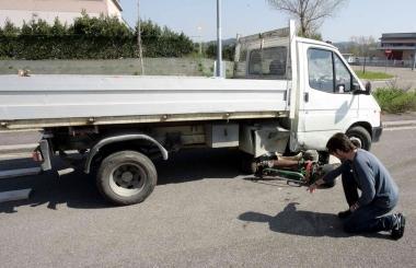 Il go-kart finito sotto al furgone nella zona industriale di Montelupo 