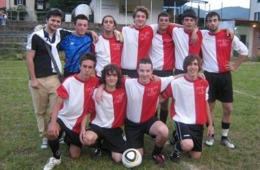 La squadra di calcetto del torneo di Fivizzano. Pasquini &egrave; il secondo da destra in ginocchio 