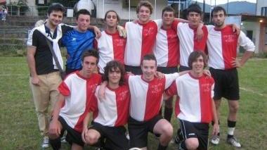 La squadra di calcetto del torneo di Fivizzano. Pasquini è il secondo da destra in ginocchio
