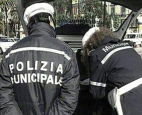 A sinistra la casa di Giuliana Cattani, sopra una pattuglia dei vigili