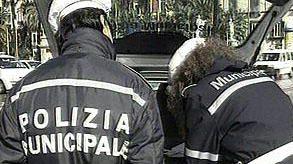A sinistra la casa di Giuliana Cattani, sopra una pattuglia dei vigili