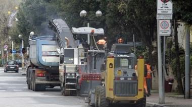 Cantiere aperto sul viale 4 Novembre per l'asfaltatura