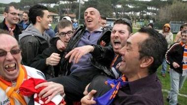 <b>L’INASIONE DEL 2011.</b> Ago portato in trionfo a Forte