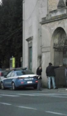 La polizia davanti allingresso dellex asilo Madonnina del Buon Viaggio di Capanne   