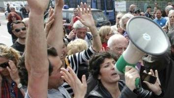 Megafono e proteste al presidio davanti all’ex ospedale ortopedico del Calambrone