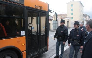 La polizia controlla un bus 
