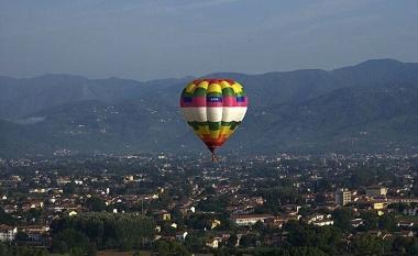 Mongolfiera in volo sopra la Piana   