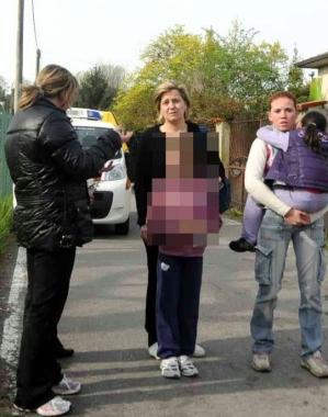 Le mamme abbrciano i loro bambini dopo lincidente 