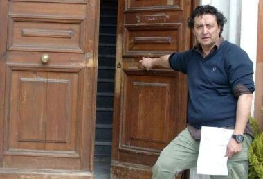 Alessandro Iacopini mostra il portone aperto 