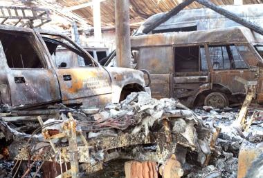Linterno del capannone devastato dallincendio 