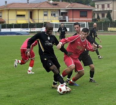 Lattaccante di colore Towne dei Veterani Montecatini in azione 