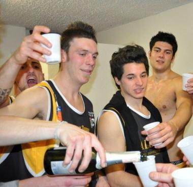<b>FESTA </b>Allegria versa spumante nello spogliatoio giallonero a Passignano: con 2 turni danticipo &egrave; salvezza 