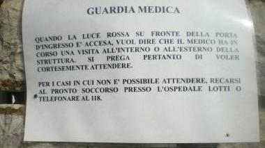 Qui sopra il cartello che spiega come comportarsi quando il medico di guardia è occupato In alto l’ingresso della nuova sede e l’inaugurazione di sabato scorso