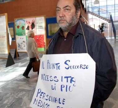 <b>DISAGI. </b>Un paziente mostra il cartello per i buchi al pronto soccorso    