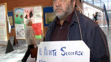 <b>DISAGI. </b>Un paziente mostra il cartello per i buchi al pronto soccorso
