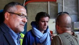 Il dg azzurro Pino Vitale (e capitan Stovini) a colloquio coi tifosi