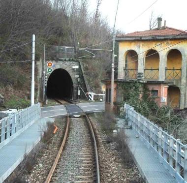 Il sindaco di Sambuca Marcello Melani e un tratto della ferrovia Porrettana 