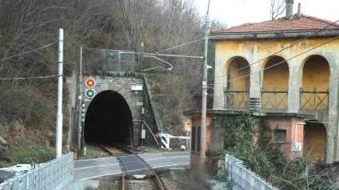 Il sindaco di Sambuca Marcello Melani e un tratto della ferrovia Porrettana