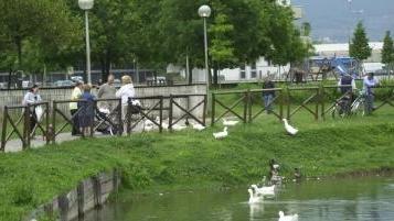 Spettatori ad un concerto in una passata edizione del Giugno A lato uno scorcio del parco Pertini