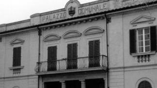 Il fontanello che eroga acqua buona Sotto il sindaco Lucia Ciampi e a destra il Comune