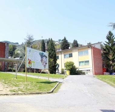 Sopra il pezzo di eternit vicino alla scuola In alto unala del complesso scolastico Valchiusa 