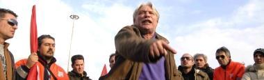 Riccardo Barontini, sindacalista Cgil e lavoratore Tdt durante unaccesa discussione: il suo intervento ha animato lassemblea dei lavoratori del porto 