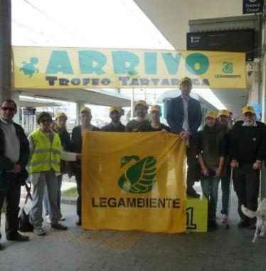 Il traguardo del Trofeo Tartaruga e, sopra, il Treno Verde 