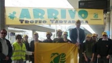 Il traguardo del Trofeo Tartaruga e, sopra, il Treno Verde