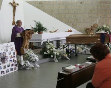 Qui sopra una foto di Alessandro Terlindi, il diciottenne morto di leucemia. In alto due momenti della cerimonia funebre e uno striscione esposto fuori dalla chiesa che gli hanno dedicato gli amici 
