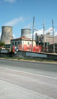 Due immagini della fabbrica