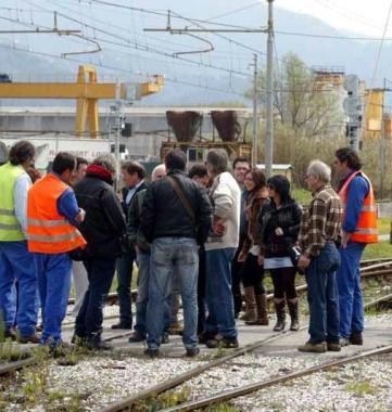 <b>&laquo;MO BASTA&raquo;. </b>Un momento della protesta sui binari 