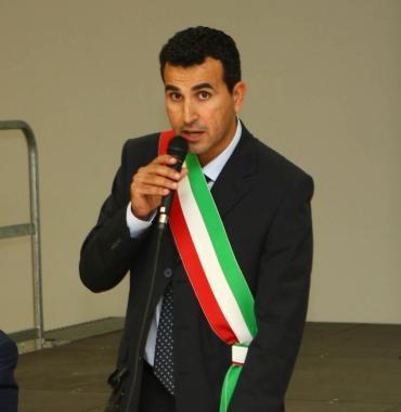 Il sindaco di Larciano Antonio Pappalardo e la sua Fiat Punto colpita da una fucilata