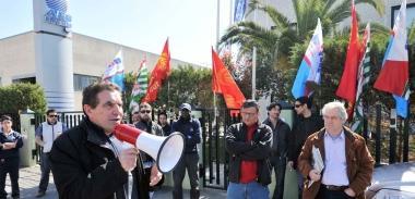 Un picchetto di protesta davanti all’Aeb e a destra il proprietario dell’azienda Giovanni Bianchi