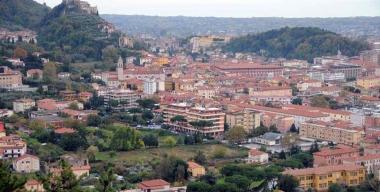Una visuale di Massa ripresa dallalto       