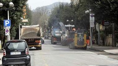 Il cantiere allestito in viale 4 Novembre per i lavori di asfaltatura