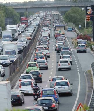 Auto in fila in superstrada La Provincia ha ridotto i tempi di chiusura dello svincolo di Pontedera