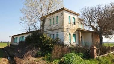 Il podere sulla via della Principessa messo a disposizione dal Comune di San Vincenzo e a destra la ex scuola di Franciana che ospiter&agrave; i circa cinquanta profughi destinati alla zona di Piombino 