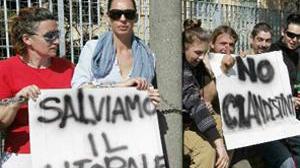 Attracca la nave a Livorno, sbarcano in 300