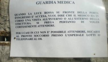 Guardia medica senza sala d'attesa: se l'ambulatorio è vuoto, si aspetta per strada