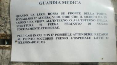 Guardia medica senza sala d'attesa: se l'ambulatorio è vuoto, si aspetta per strada