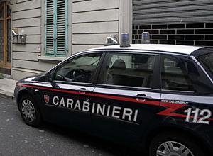 Soldi in cambio di foto osé: arrestato dai carabinieri