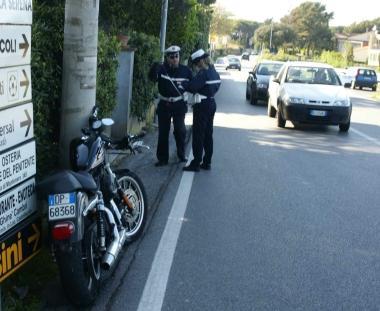In moto sotto un furgone